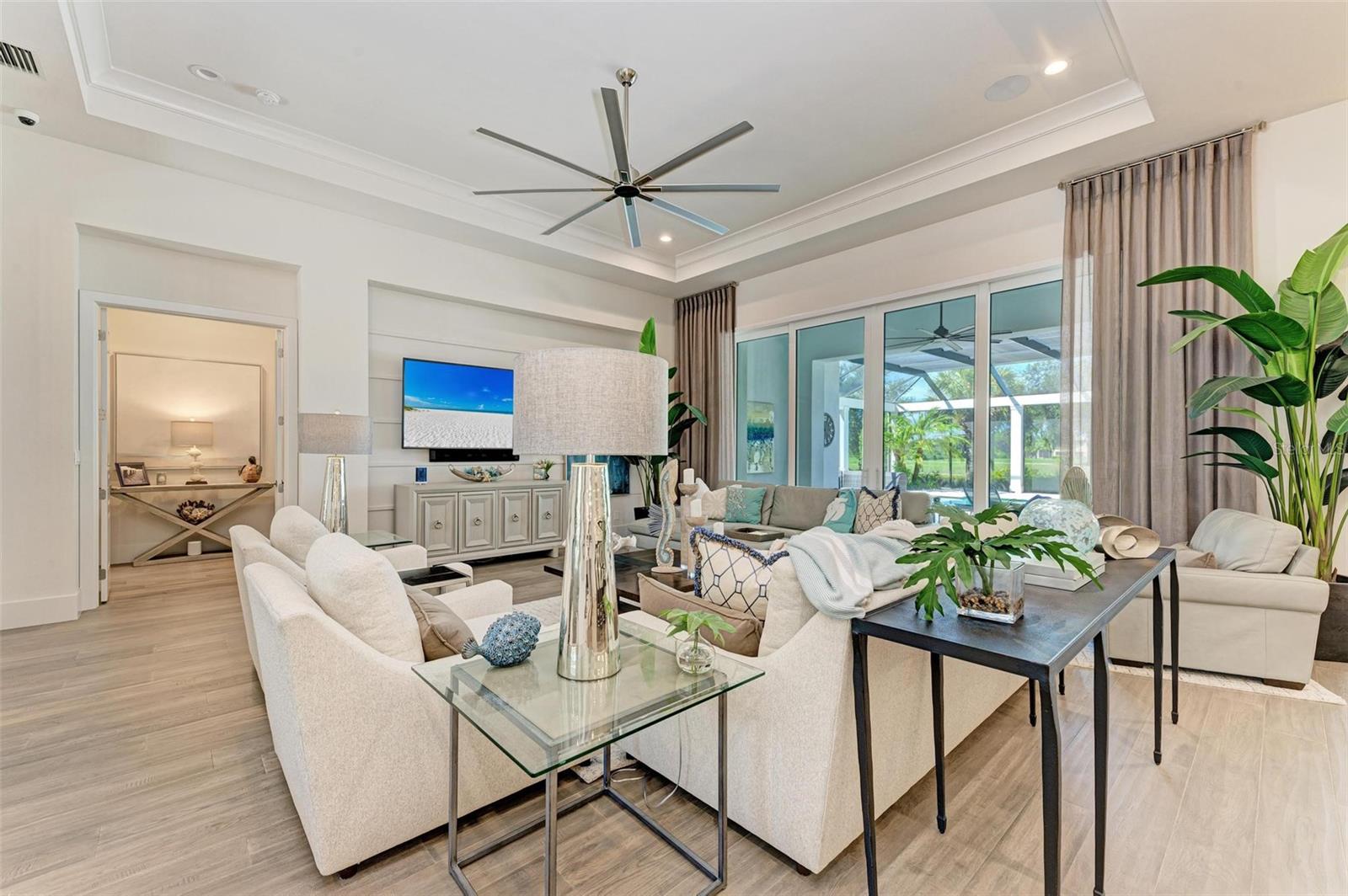 FOUNDERS CLUB - Residential