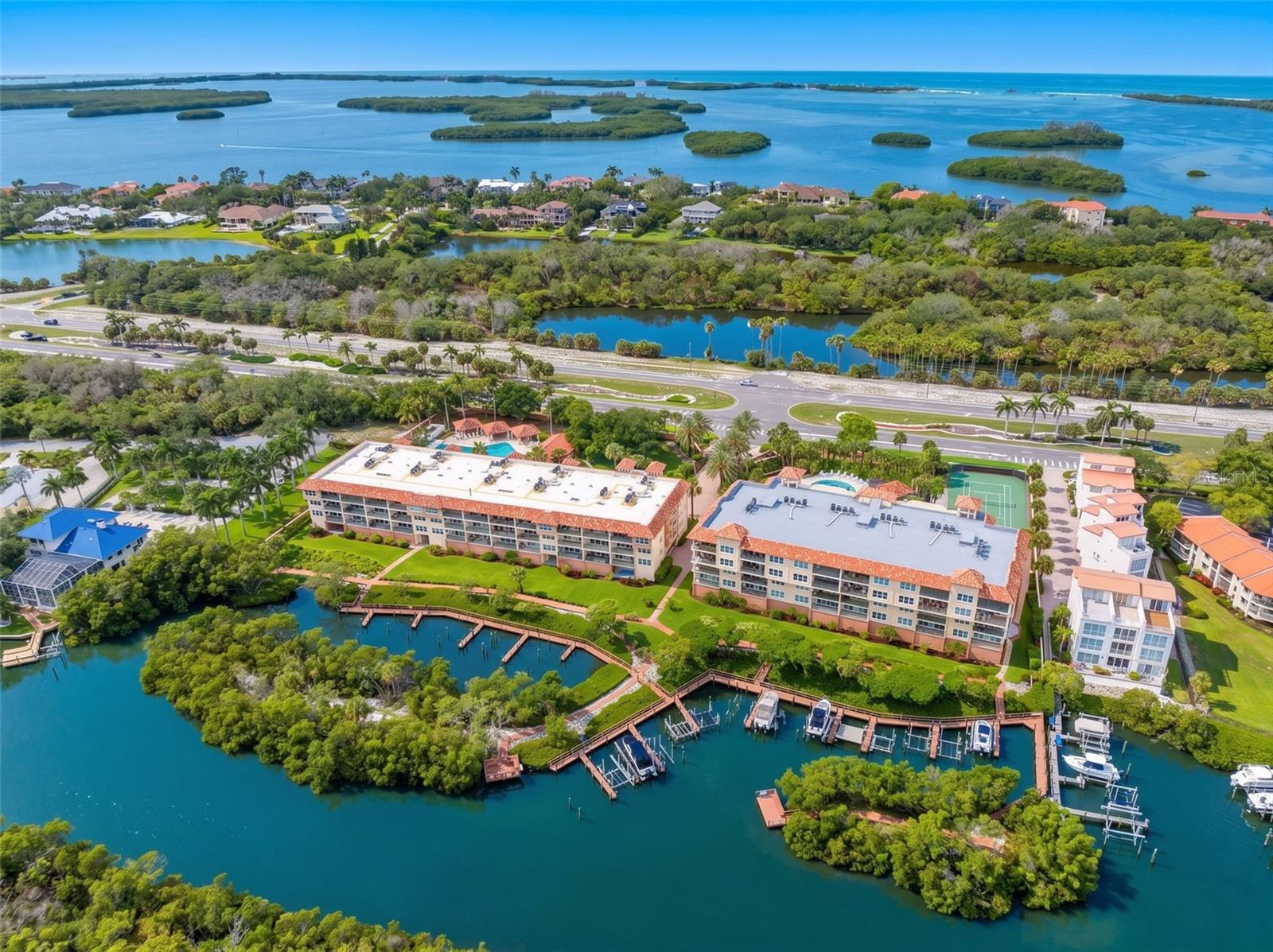 HIDDEN LAGOON AT ARROWHEAD POINT - Residential