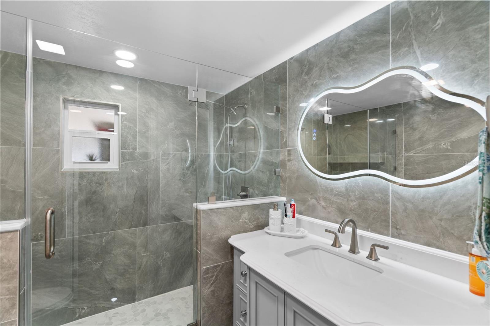COLONIAL HILLS - Residential