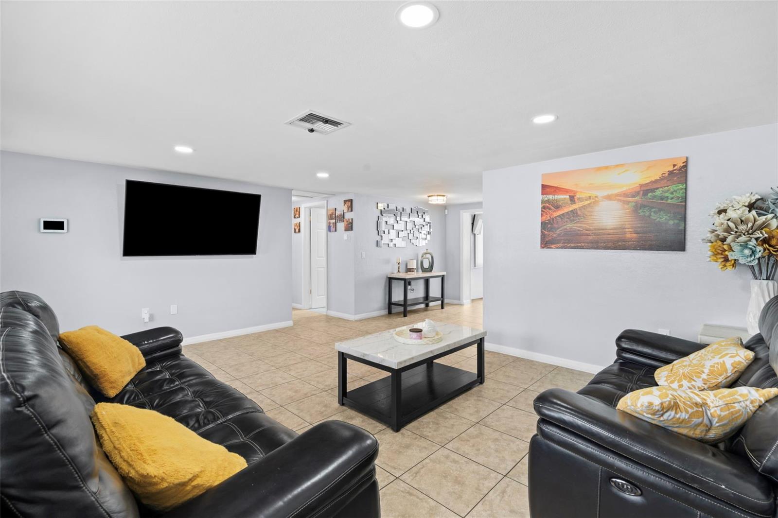 COLONIAL HILLS - Residential