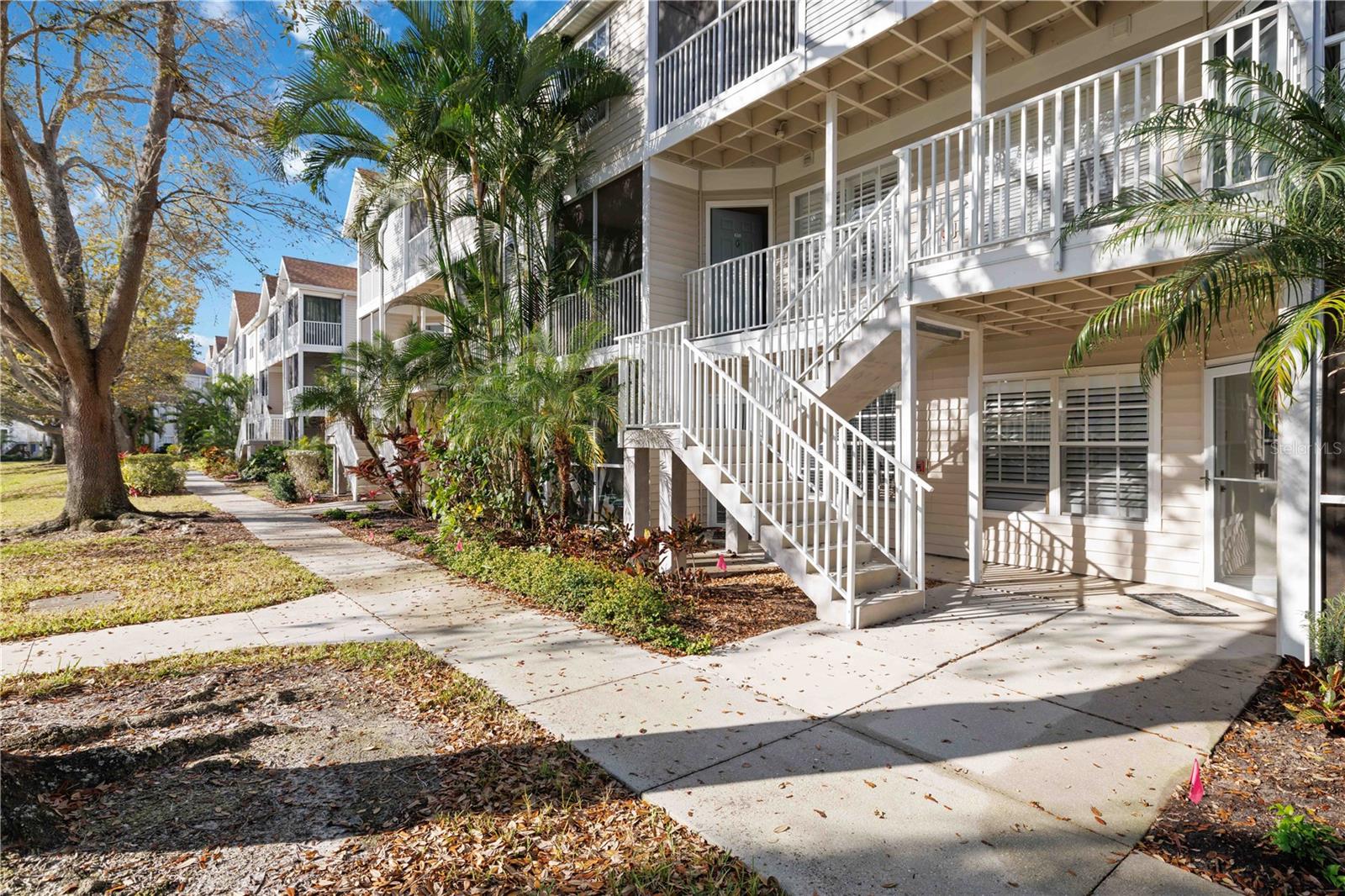 Beautiful townhouse in Central Park II  Recently painted  with laminant flooring thruout the unit, two bedrooms upstairs each with own bath a half baths located close to downtown. This pet friendly complex has swimming pool , clubhouse and tennis courts. Close to downtown and a short ride to St Armands and the beaches.