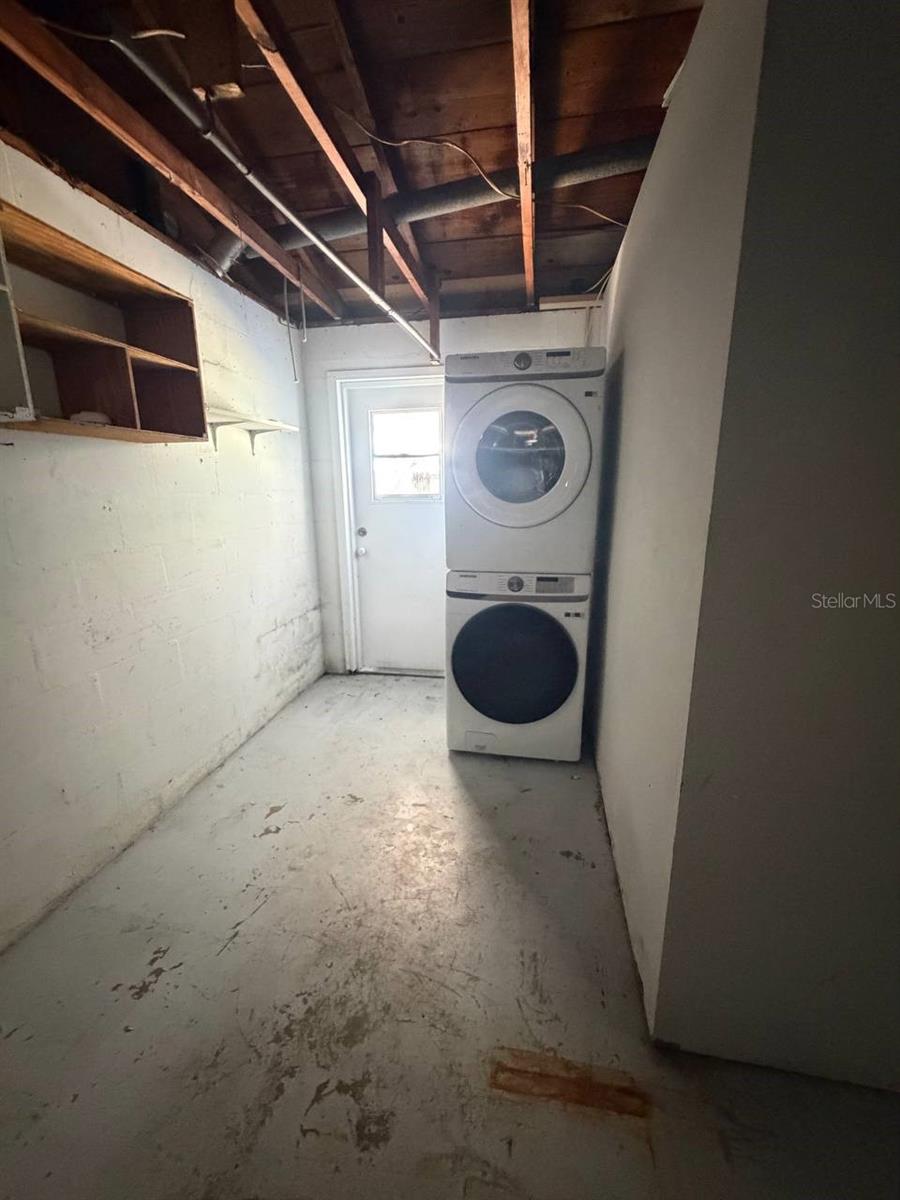 COLONIAL MANOR - Residential Lease