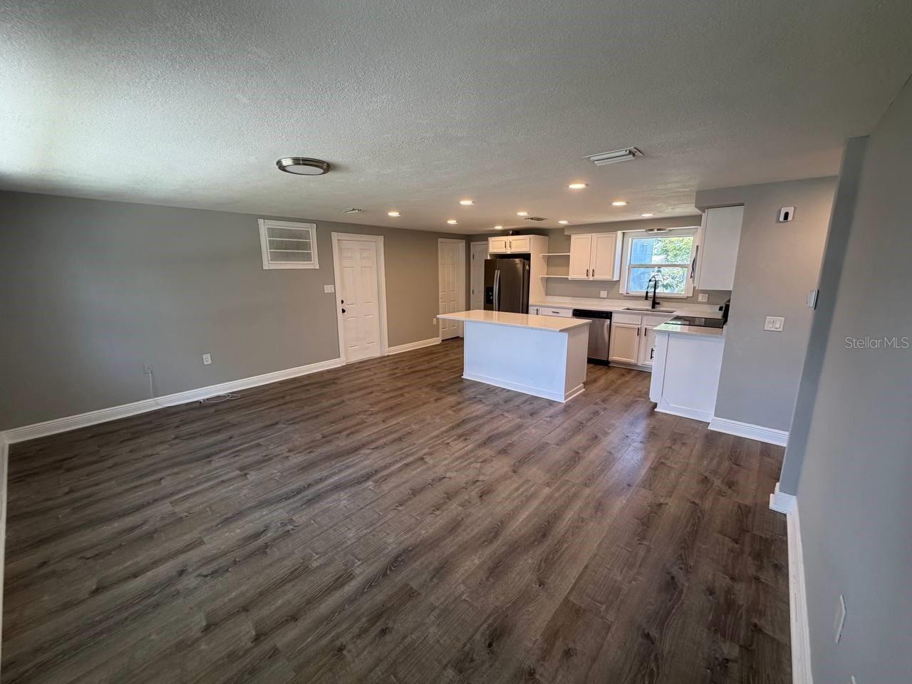 COLONIAL MANOR - Residential Lease