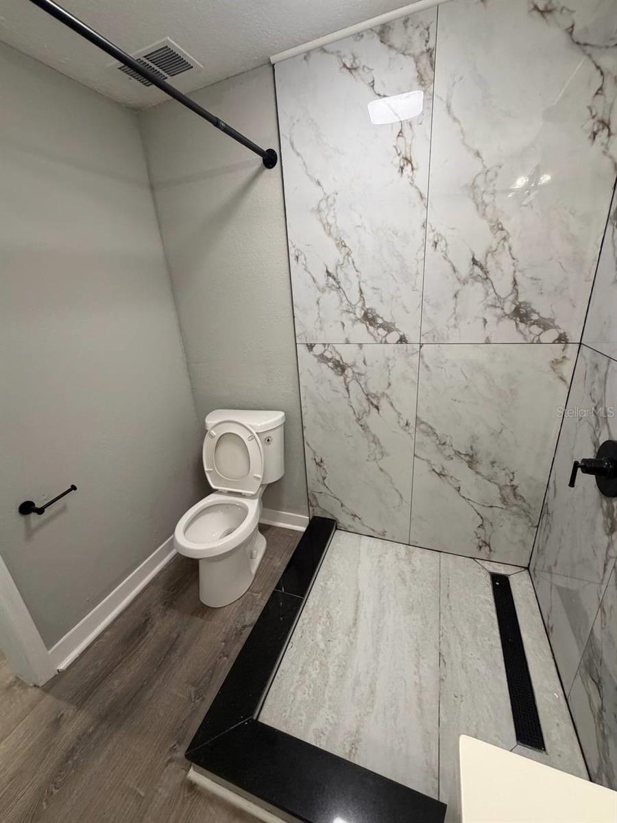 COLONIAL MANOR - Residential Lease