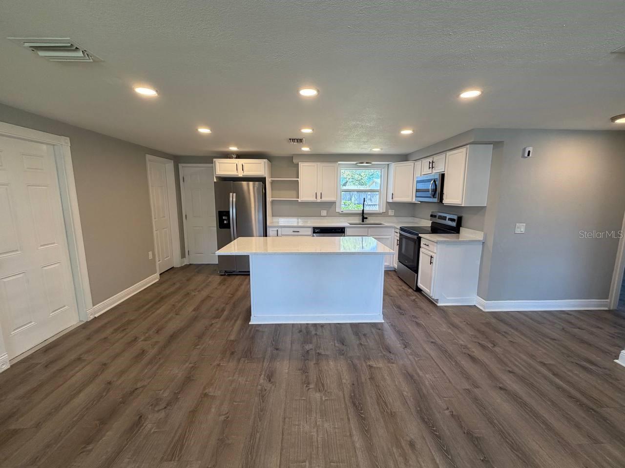 COLONIAL MANOR - Residential Lease