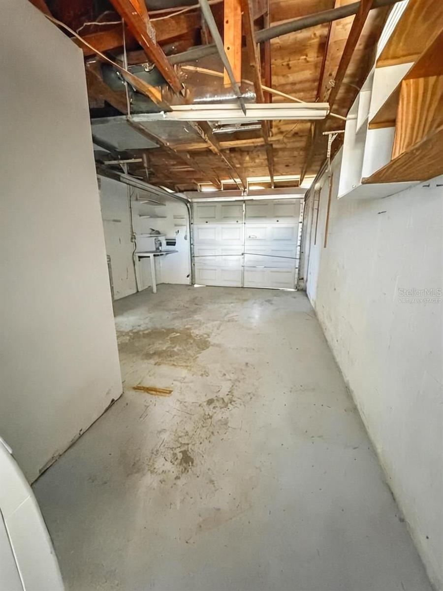 COLONIAL MANOR - Residential Lease