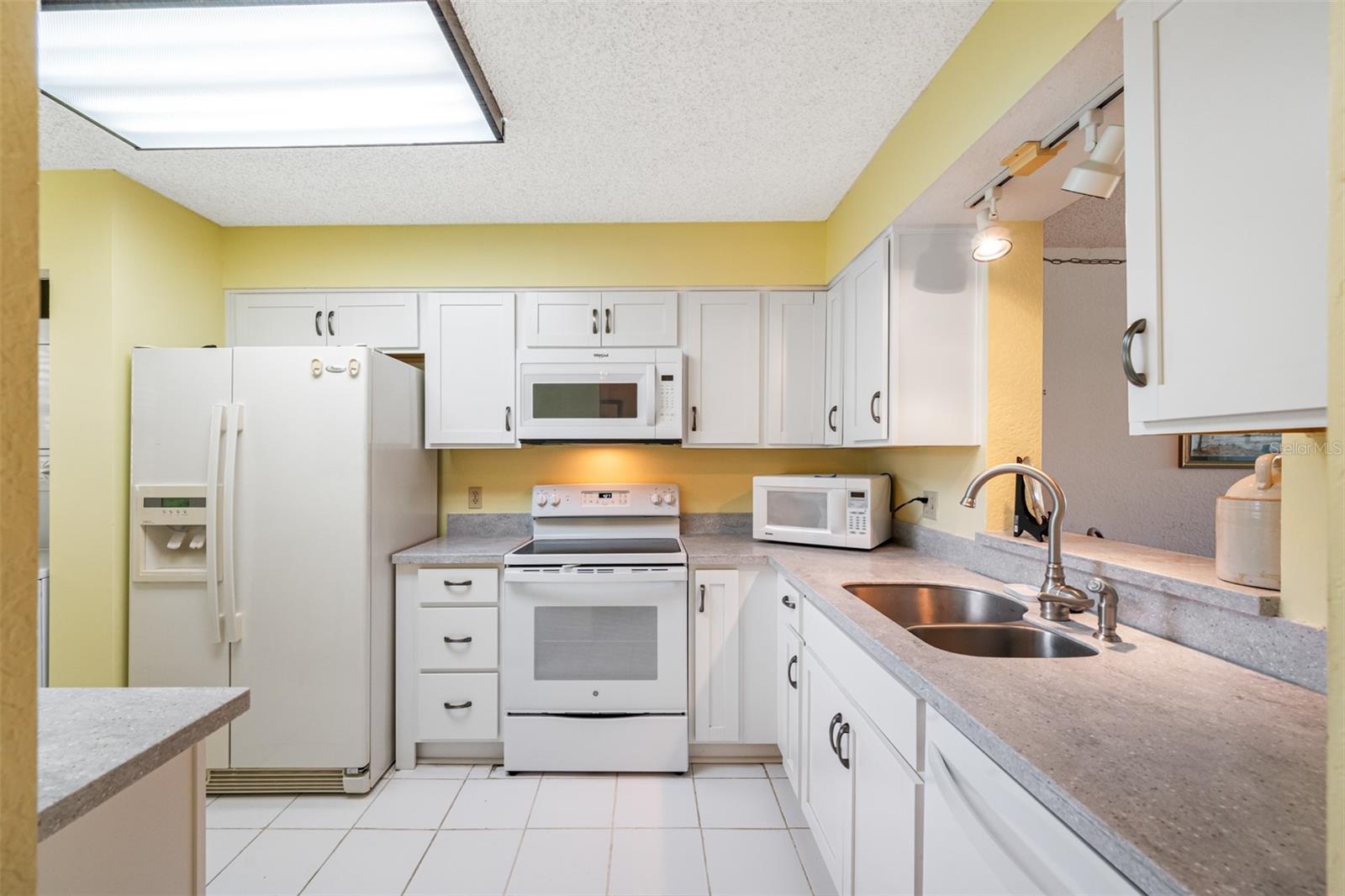 COVE CAY VILLAGE III - Residential