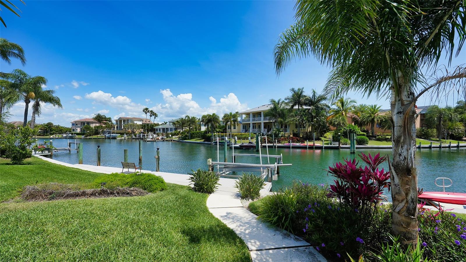 BAY ISLES - Land