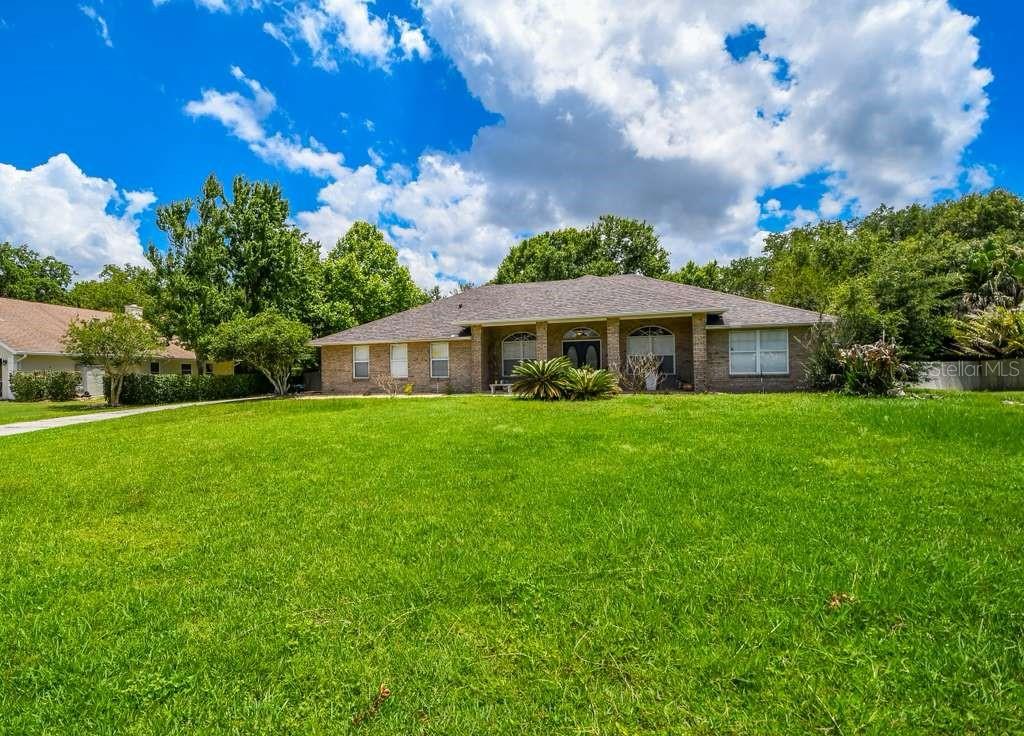 Beautiful single-family home featuring a spacious backyard and an excellent layout. The home offers a spacious kitchen with a breakfast bar,
perfect for everyday living and entertaining. The primary suite includes a walk-in closet and a bathroom with dual vanities. Comfortable and
functional property, ideal for family living. A portion of the electric service is included in the rent. Schedule your showing today