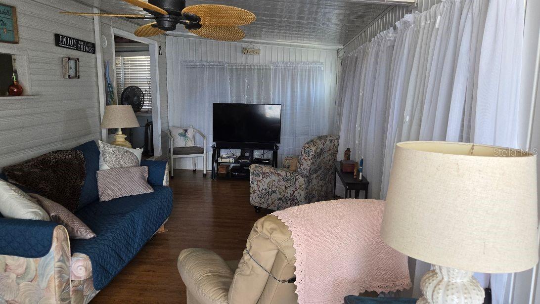 HOLIDAY TRAVEL PARK ENGLEWOOD - Residential