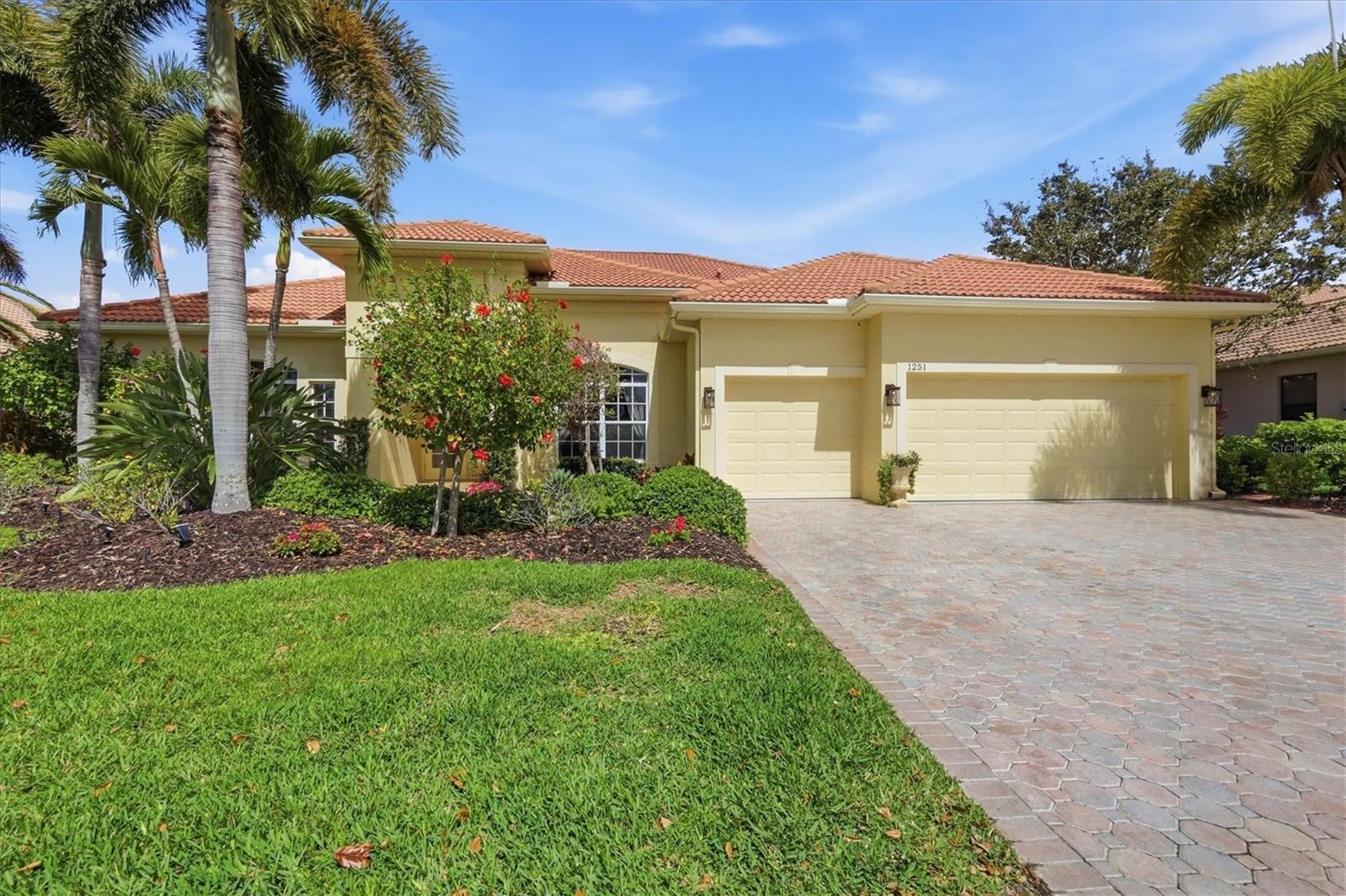 PELICAN POINTE GOLF & CNTRY CL - Residential