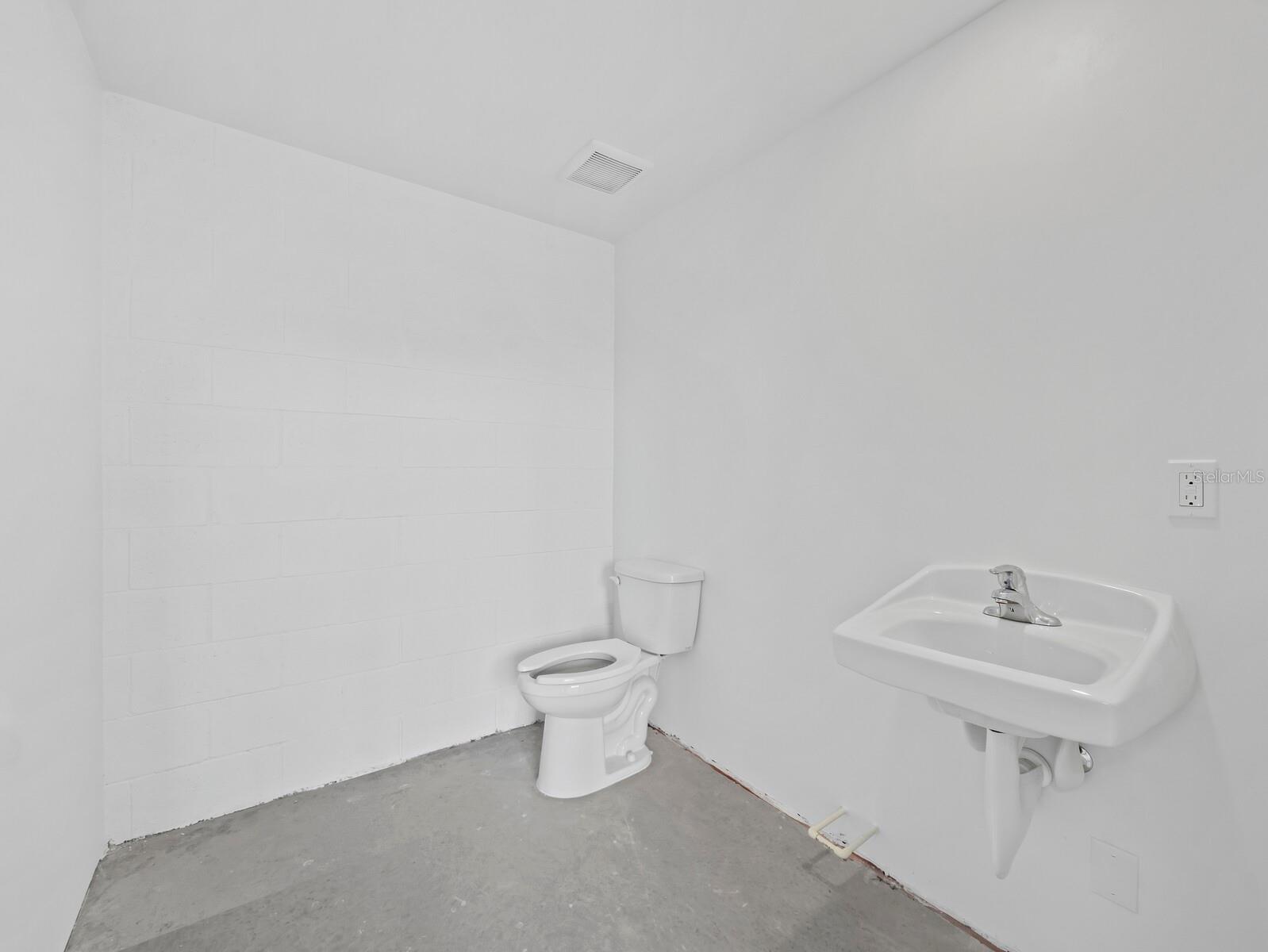 SR 64 EXECUTIVE STORAGE - Residential Lease