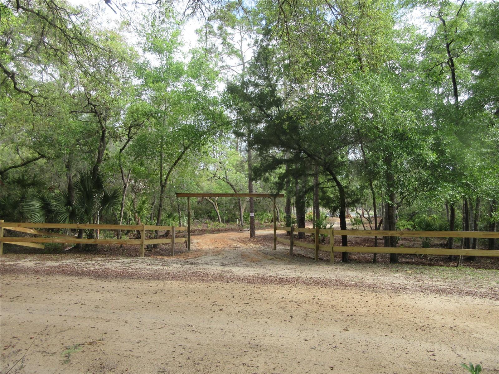 LAND-O-LAKES ESTATES - Land