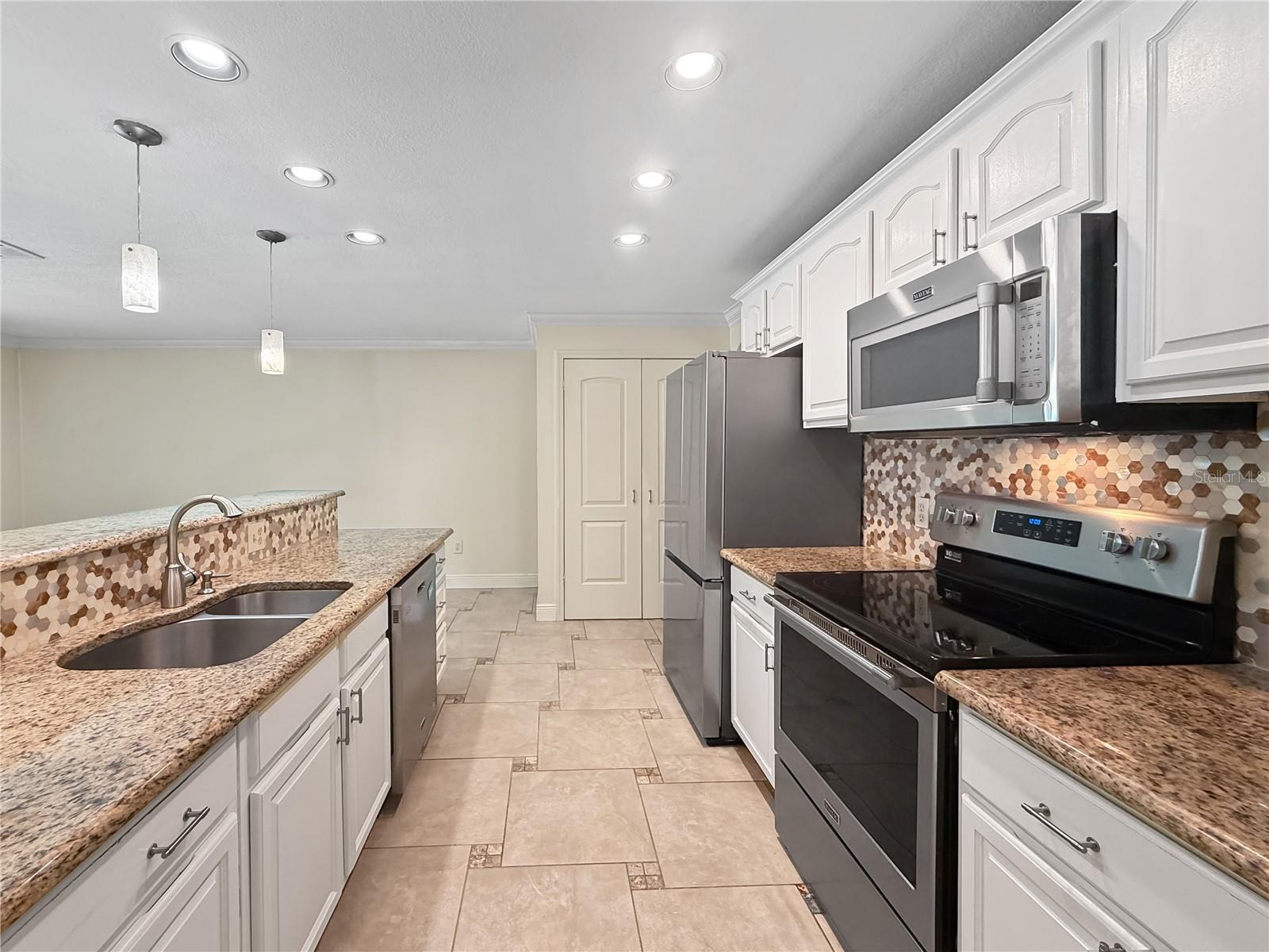 SPANISH OAKS - Residential