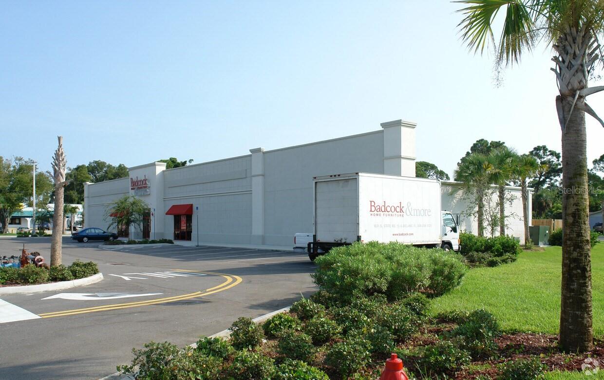 RETAIL SHOWROOM BUILDING LOCATED IN THE LINE OF TREMENDOUS GROWTH. LOCATED ON US1 2 MILES SOUTH OF HWY 44, NEW SMYRNA BEACH AND EDGEWATER AREA. CONCRETE BLOCK CONSTRUCTION.