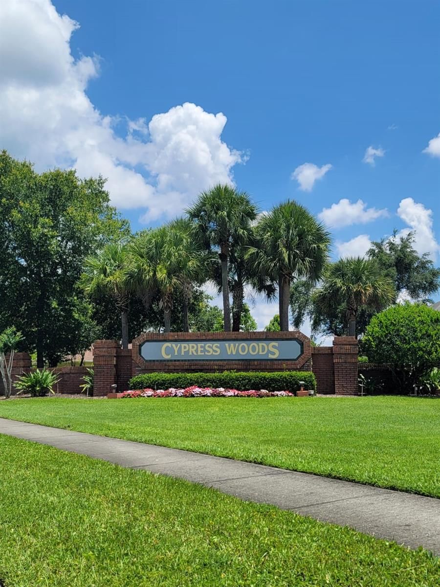 OAKS AT CYPRESS WOODS THE - Residential Lease