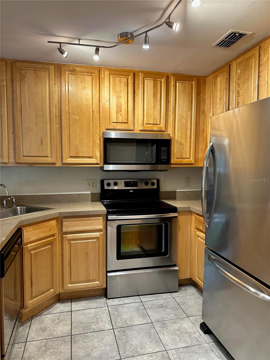 CENTRAL PARK METROWEST CONDO - Residential Lease