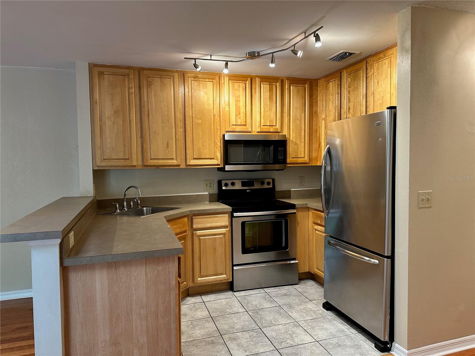 CENTRAL PARK METROWEST CONDO - Residential Lease