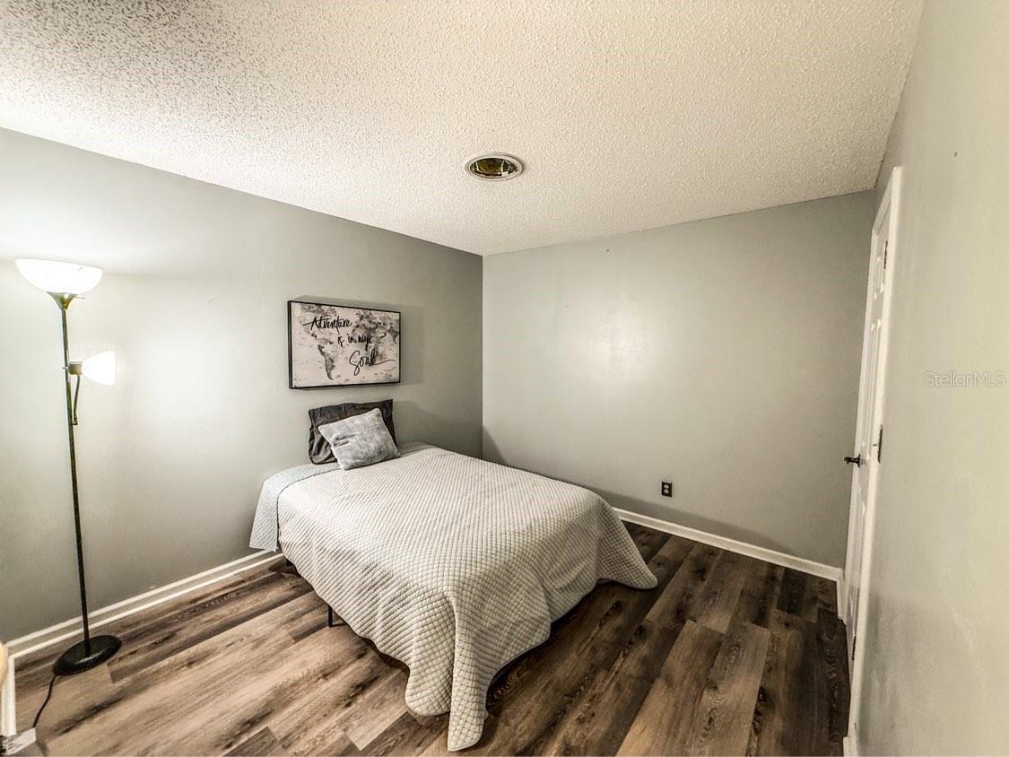 WHISPERING OAKS - Residential