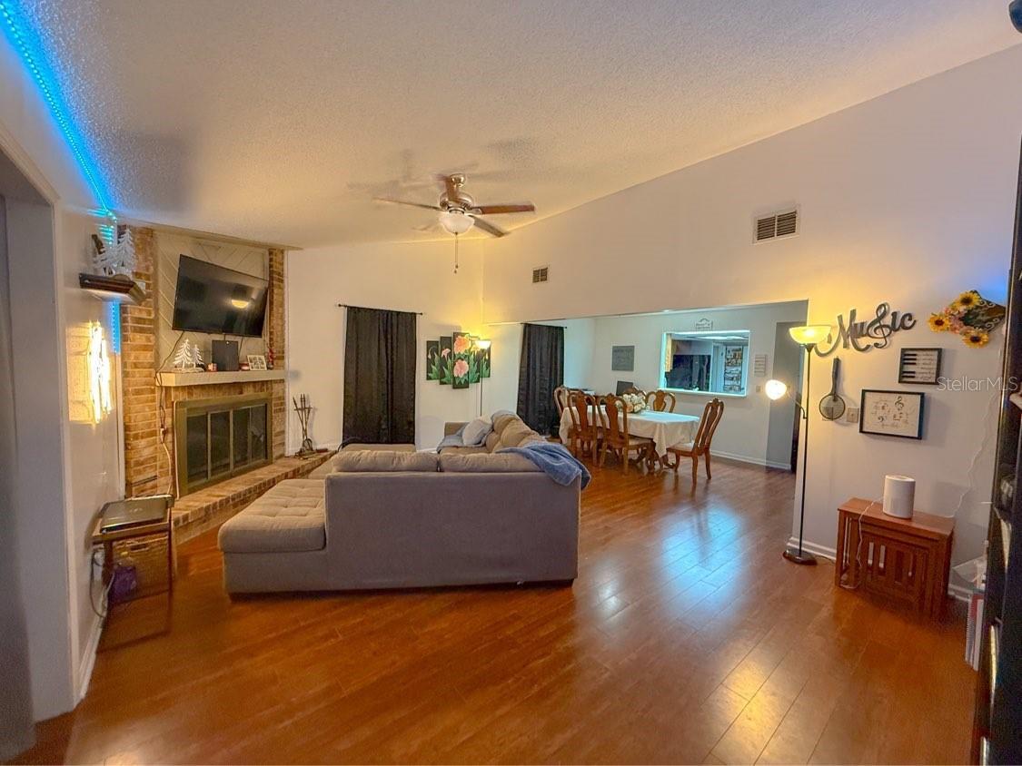 WHISPERING OAKS - Residential