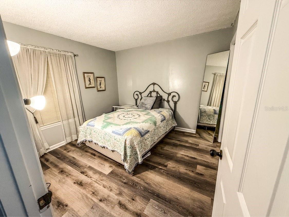 WHISPERING OAKS - Residential