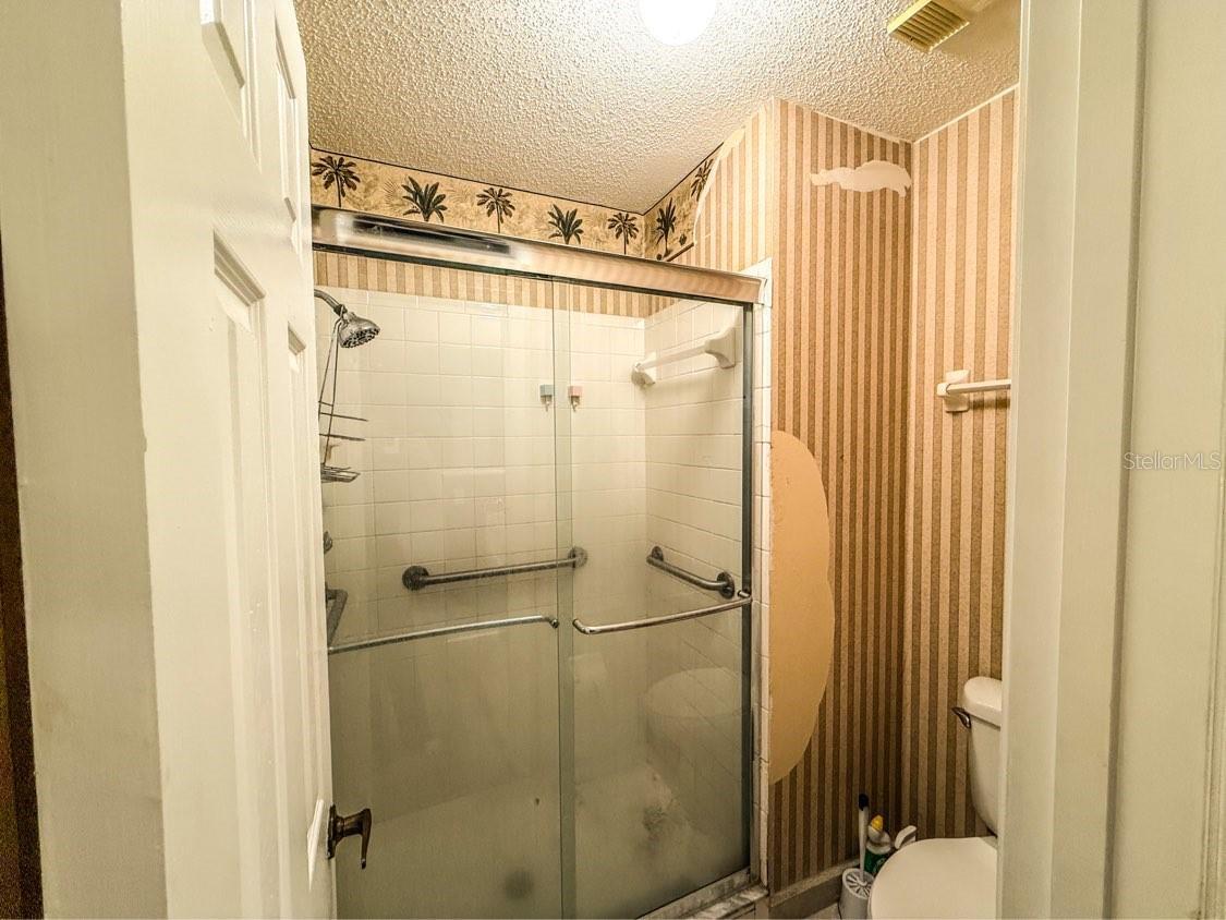 WHISPERING OAKS - Residential