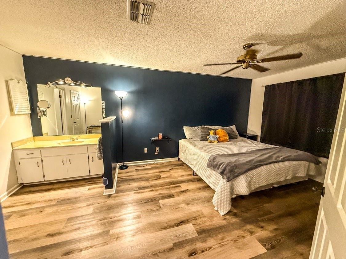 WHISPERING OAKS - Residential