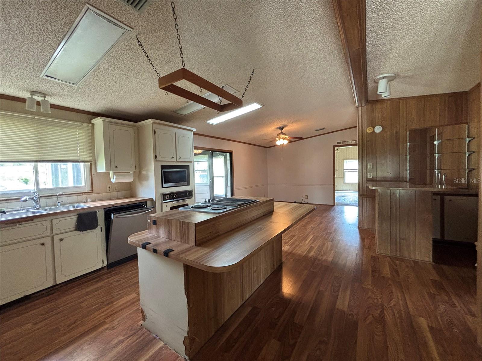 ZELLWOOD STATION - Residential