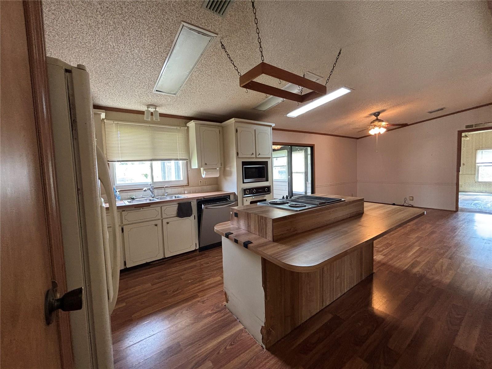 ZELLWOOD STATION - Residential