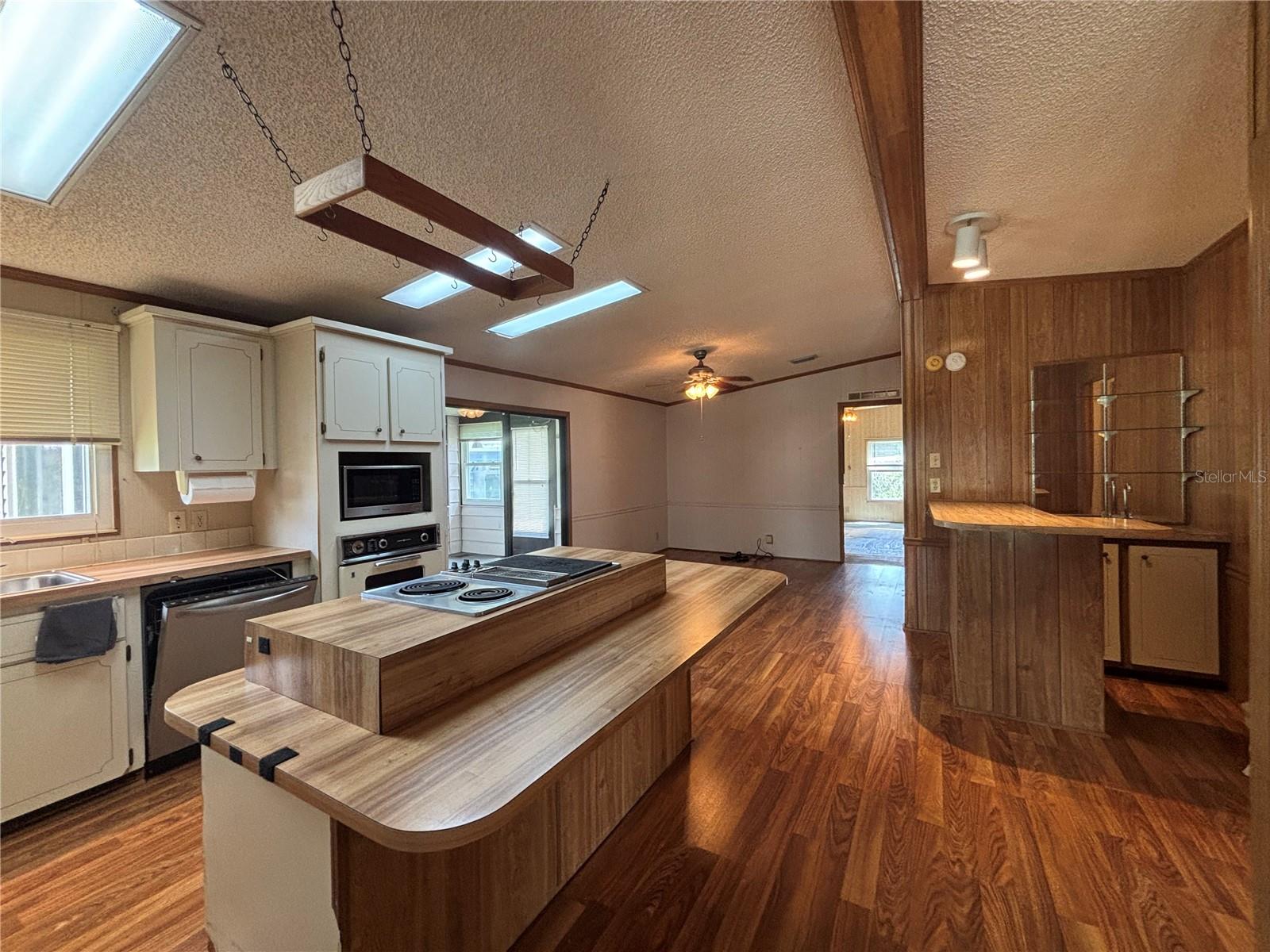 ZELLWOOD STATION - Residential