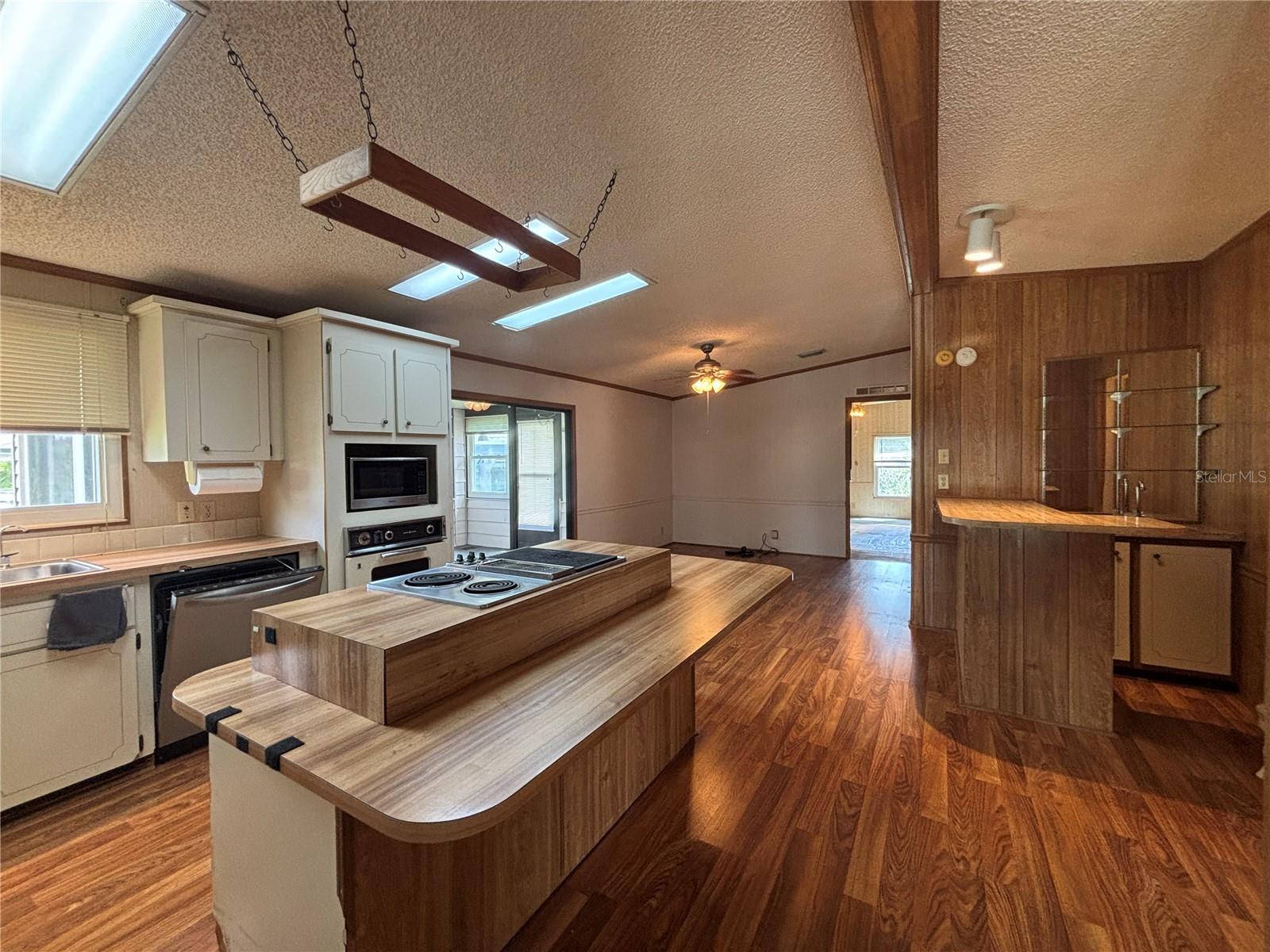 ZELLWOOD STATION - Residential