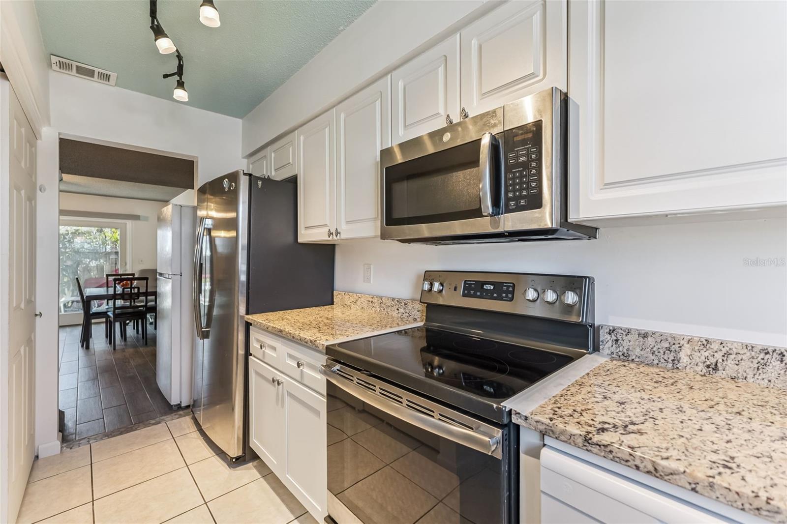 COLONIAL TWNHS CONDO APT PH 01 - Residential
