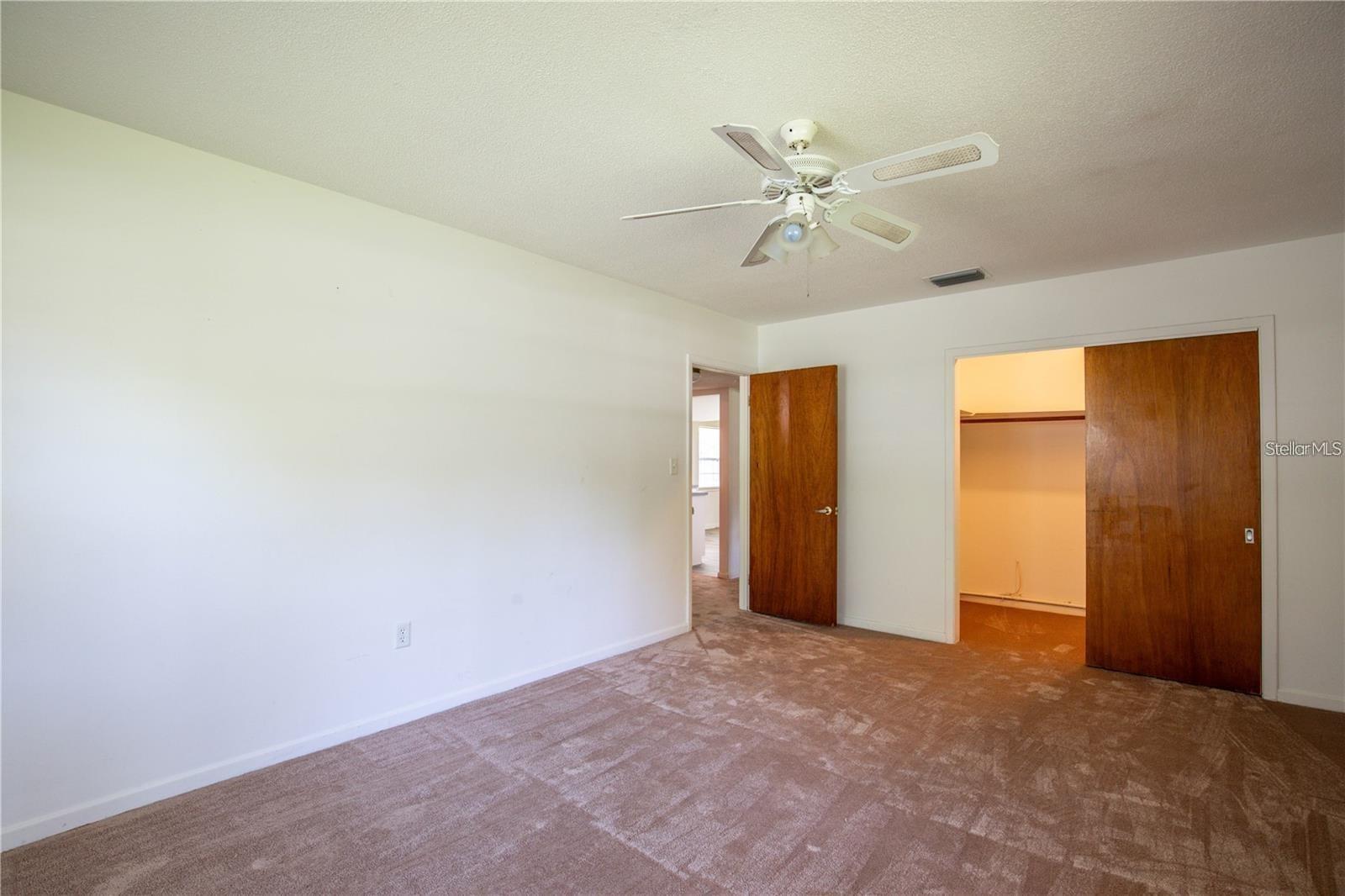 MOUNT PLYMOUTH - Commercial Sale
