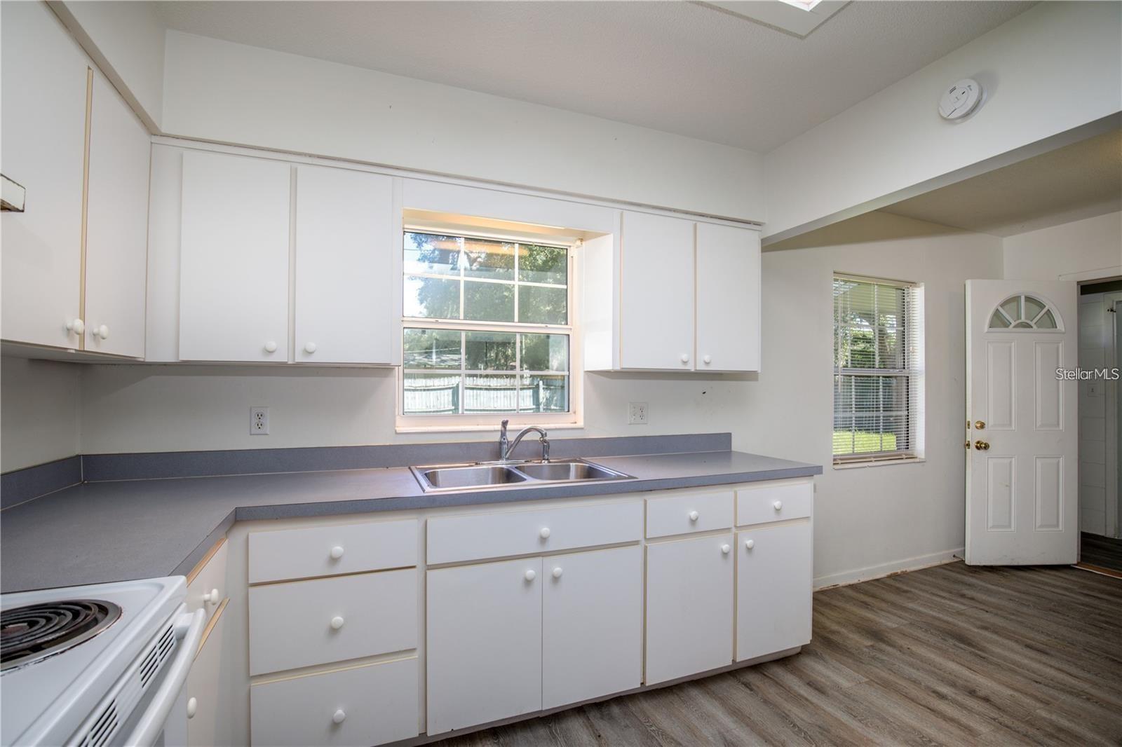 MOUNT PLYMOUTH - Commercial Sale