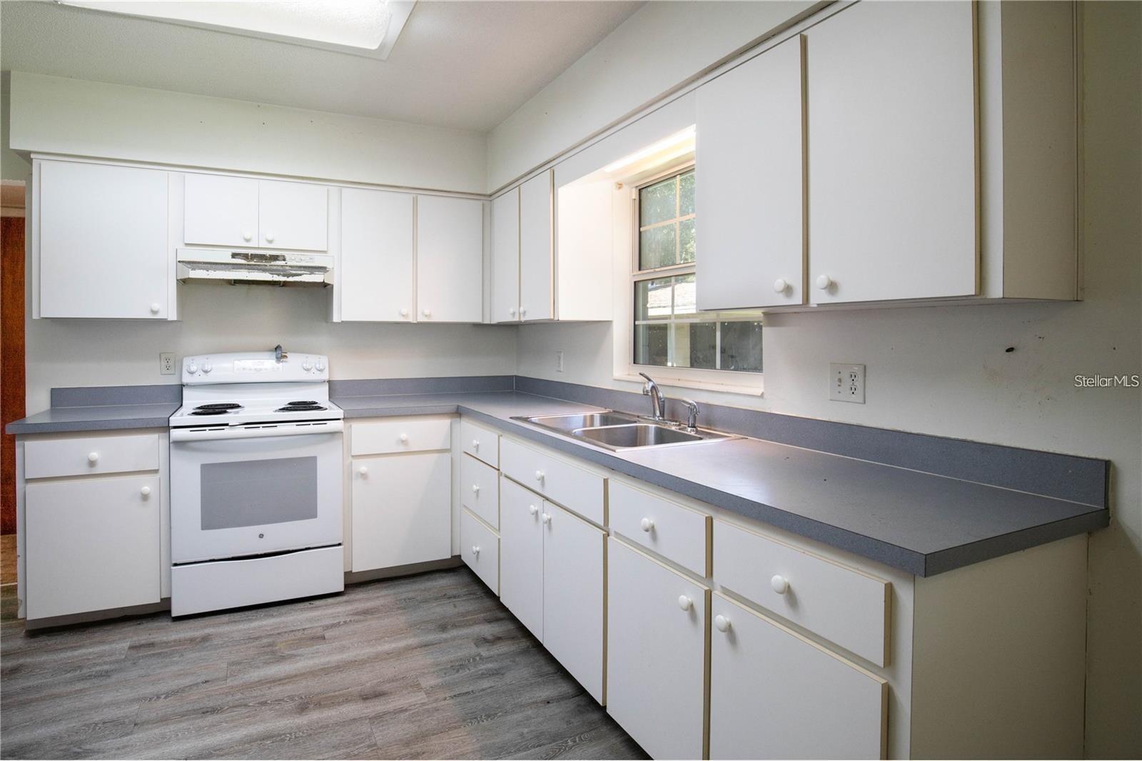 MOUNT PLYMOUTH - Commercial Sale