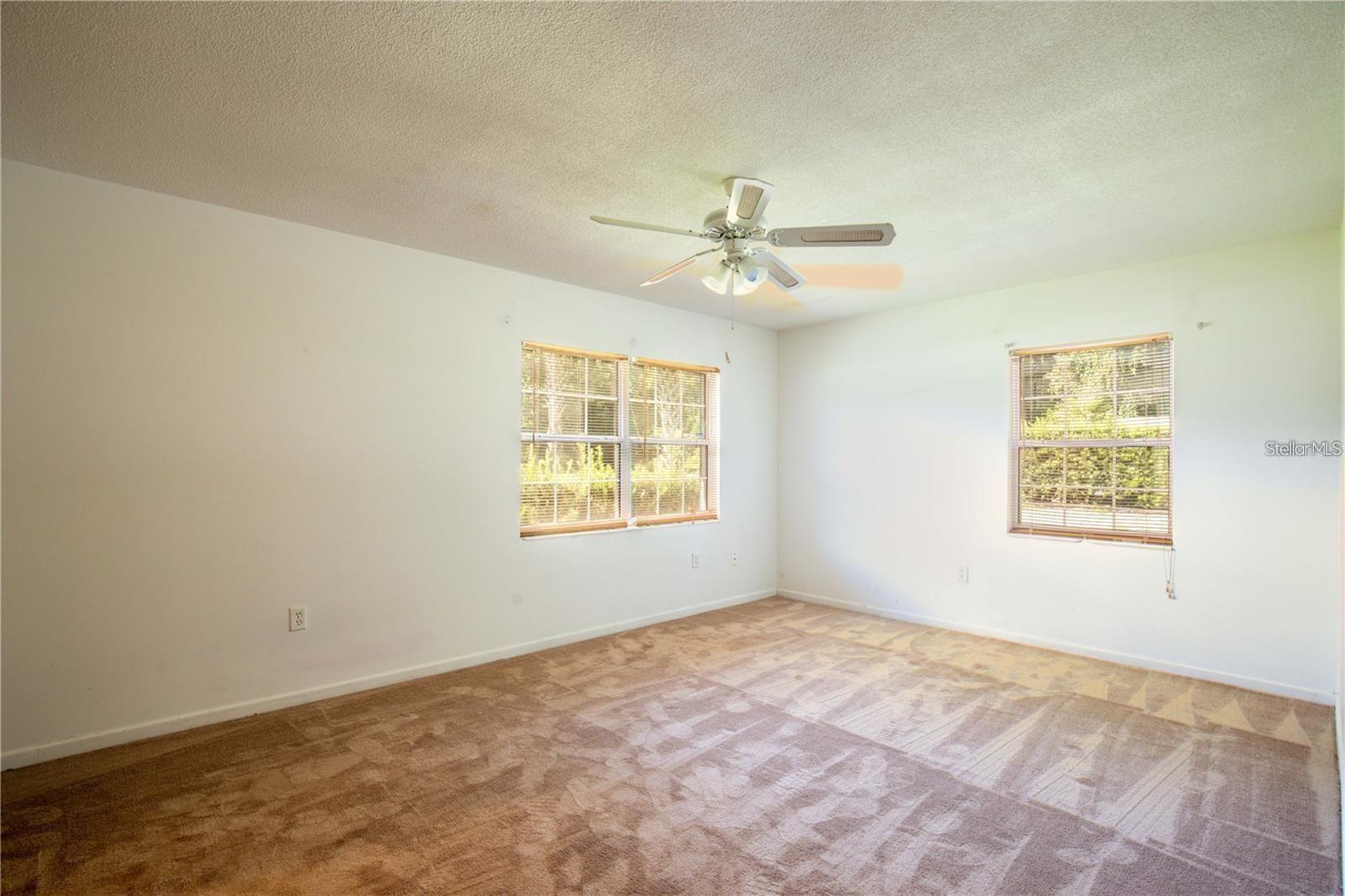 MOUNT PLYMOUTH - Commercial Sale