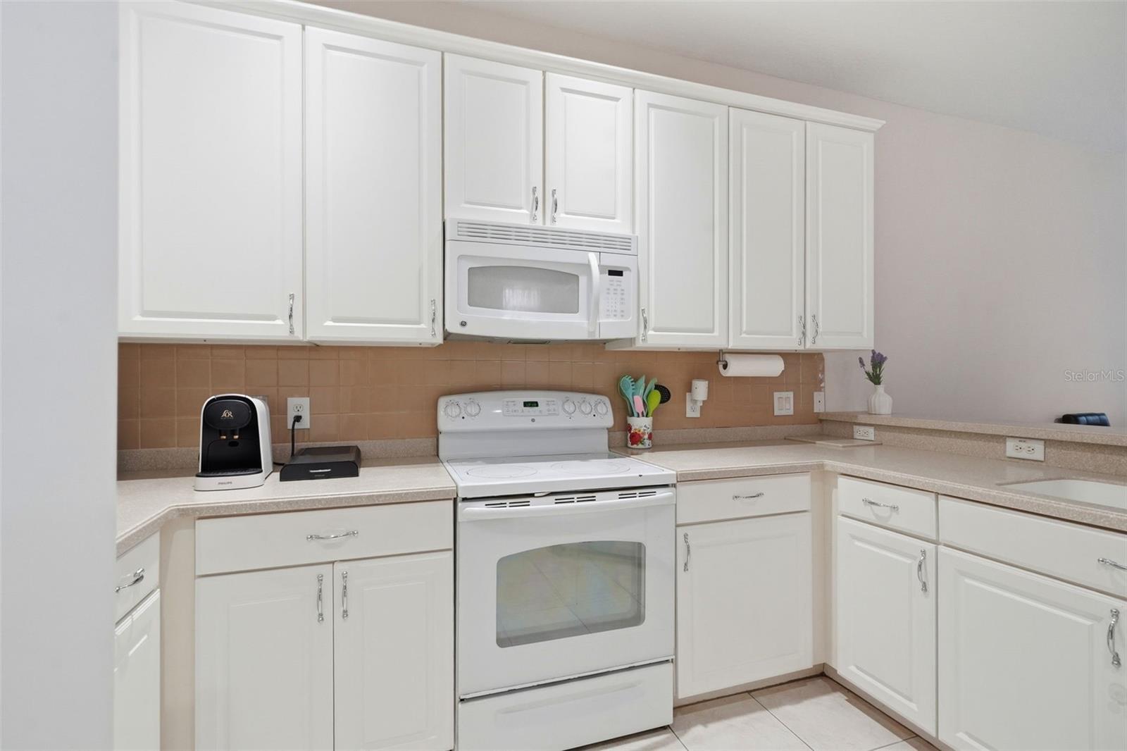 VENTANA TWNHMS AT WATERS EDGE - Residential