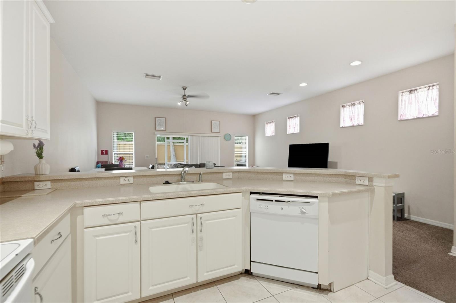 VENTANA TWNHMS AT WATERS EDGE - Residential