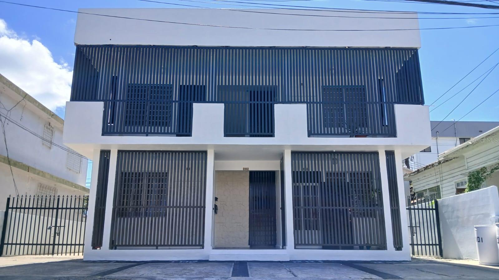 Apartment for rent located on Martín Conchado Street, right in the historic center of Ponce. This property offers a spacious, comfortable, and fully renovated living space—ideal for those seeking a strategic location with immediate access to shops, restaurants, and essential services. The apartment features two bedrooms, one bathroom, and a renovated kitchen equipped with a stove and a brand-new refrigerator, as well as two inverter air conditioning units. Additionally, it includes a pleasant terrace area, a balcony, and private parking for one vehicle. It is a functional, well-laid-out, and move-in-ready space, representing an excellent opportunity at a great price on one of Ponce's most central and convenient streets.