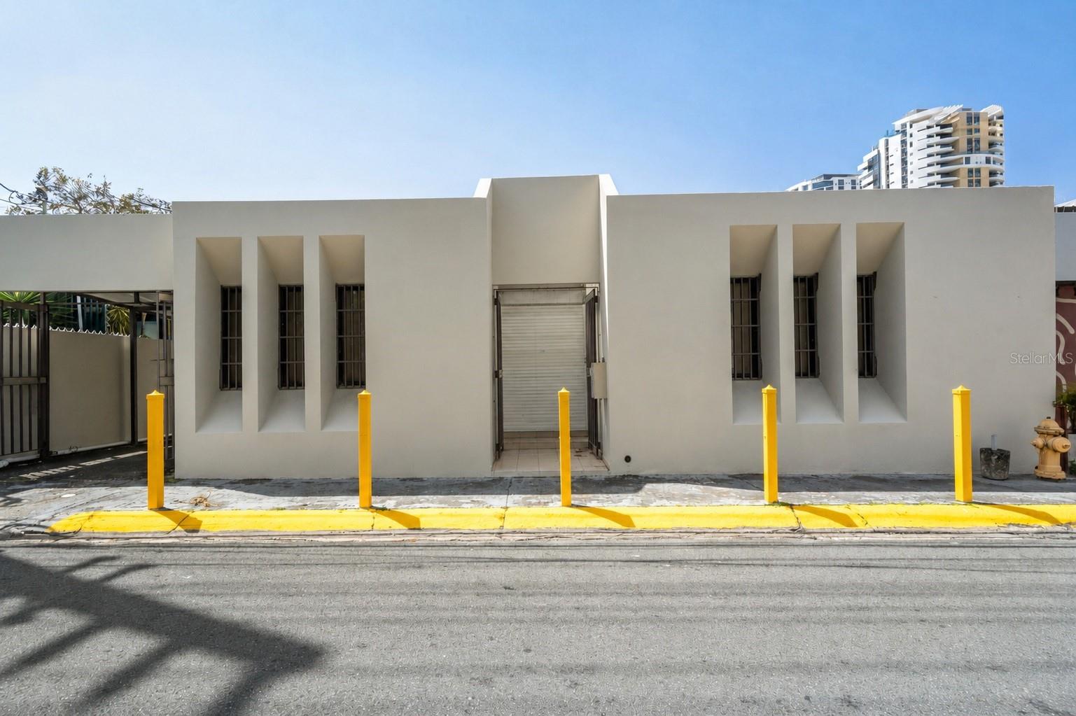 Located at 141 Calle O'Neill in Hato Rey, San Juan, this commercial property offers 3,000 square feet of heated space on a 327.53 square meter lot, presenting an excellent opportunity for businesses seeking a centrally located office in one of the metropolitan area's most established commercial districts.

The property features a spacious and versatile layout that can accommodate a variety of office configurations, making it ideal for corporate headquarters, professional services, or other commercial uses. Its strategic location provides convenient access to major thoroughfares, public transportation, and the financial district, offering exceptional accessibility for both employees and clients.