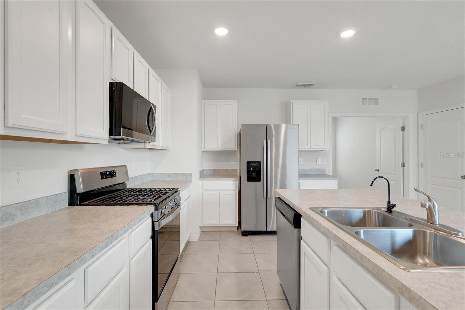 LAKE DENHAM ESTATES - Residential Lease