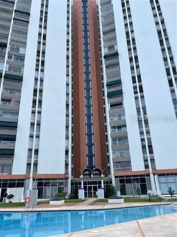 Beautiful and centrally located apartment in the Segovia Condominium in Hato Rey, remodeled and fully equipped, with 4 bedrooms, 2 bathrooms, living/dining area, and 1 assigned parking space. The condominium features a generator for common areas, a cistern, 4 elevators, a swimming pool, playground, basketball court, gym, and 24/7 security. Includes refrigerator, stove, air conditioning in bedrooms, and washer/dryer.
