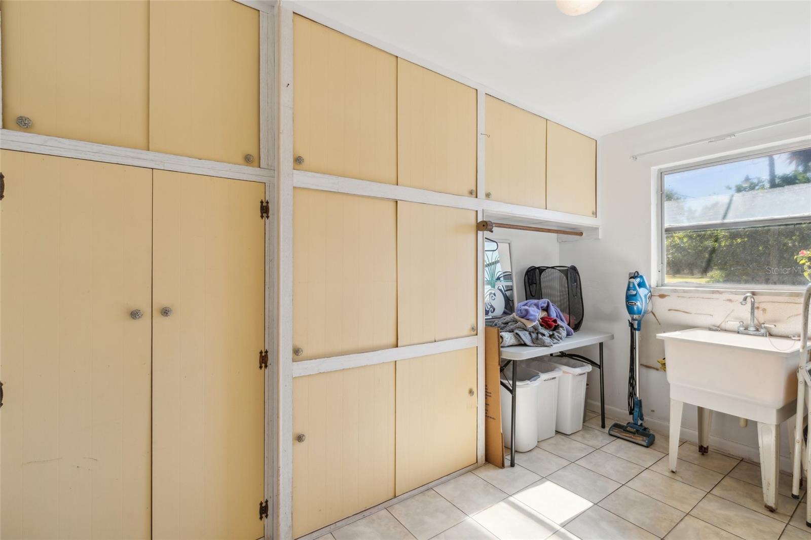 GOLFWOOD CONDO 1 - Residential