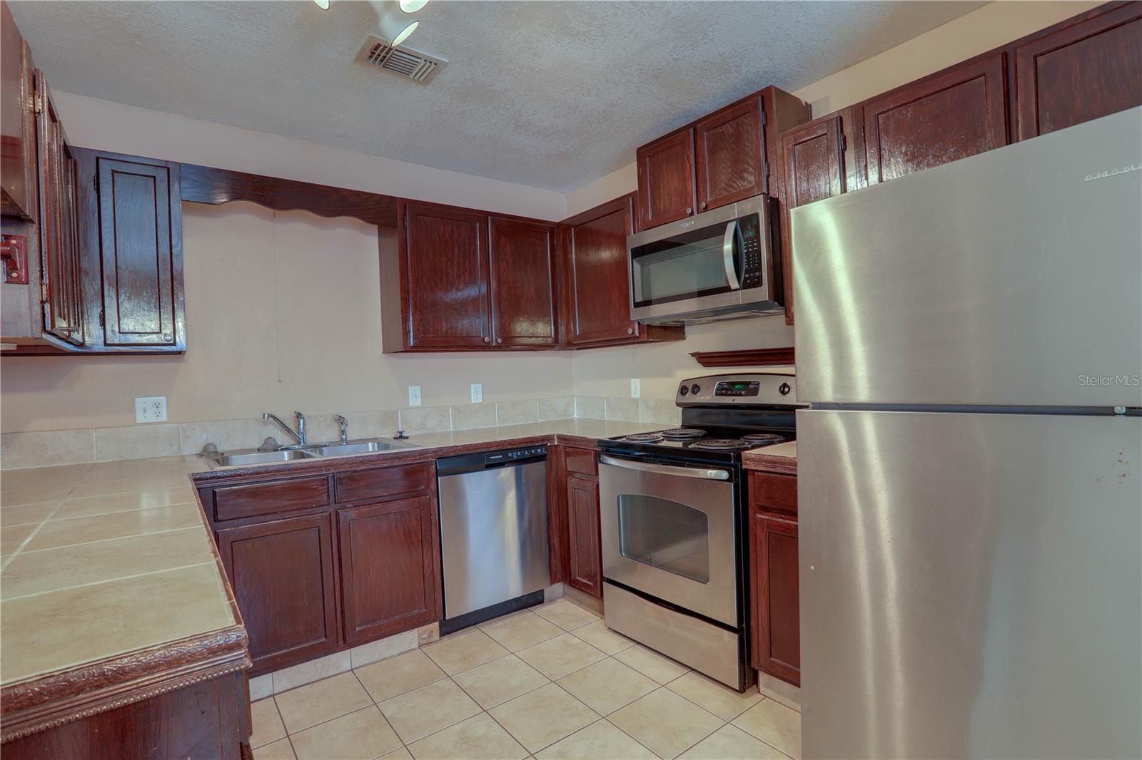 OAKLAND VILLAGE SEC 1 - Residential Lease