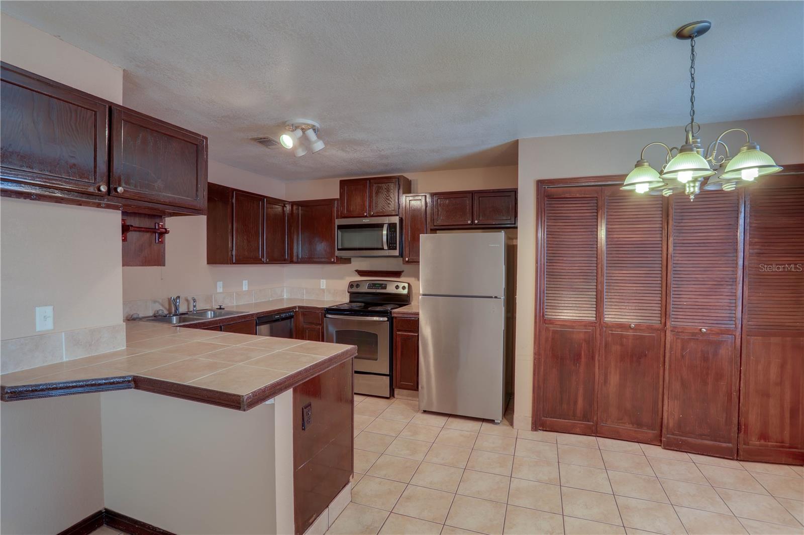 OAKLAND VILLAGE SEC 1 - Residential Lease