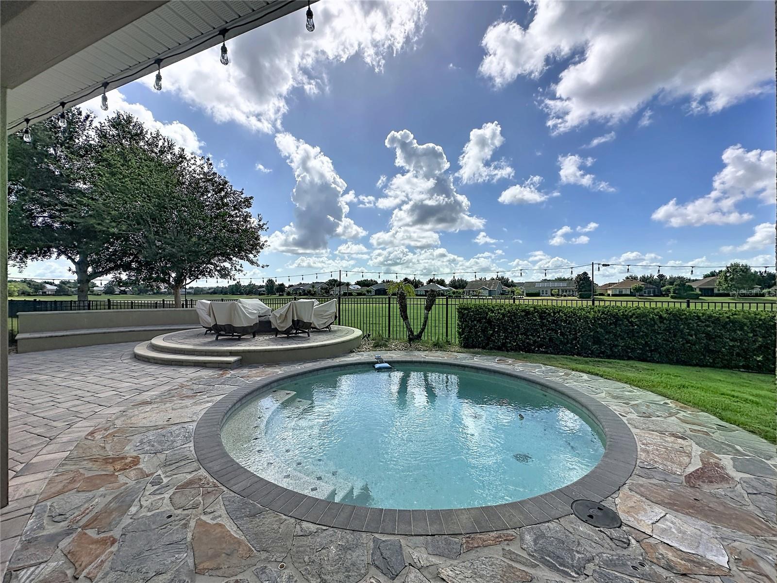 CASCADES OF GROVELAND (TRILOGY) - Residential