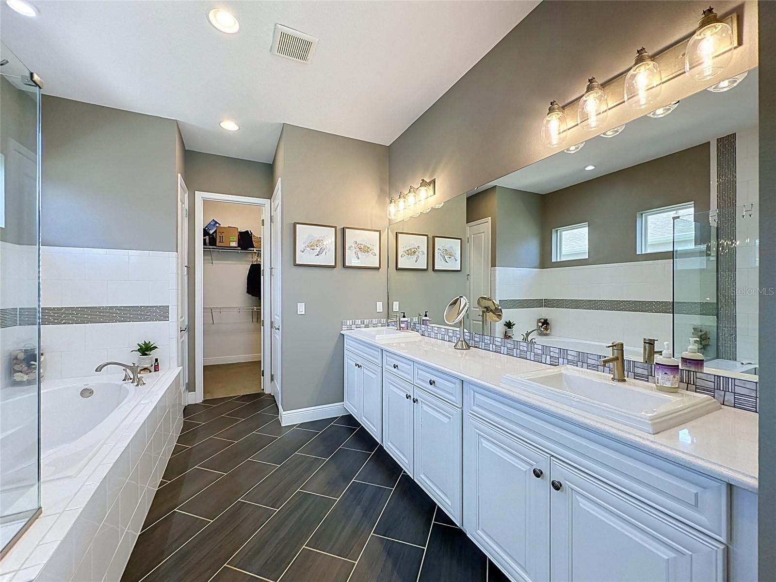 CASCADES OF GROVELAND (TRILOGY) - Residential