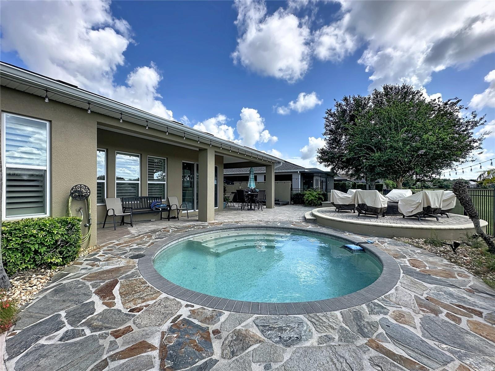CASCADES OF GROVELAND (TRILOGY) - Residential