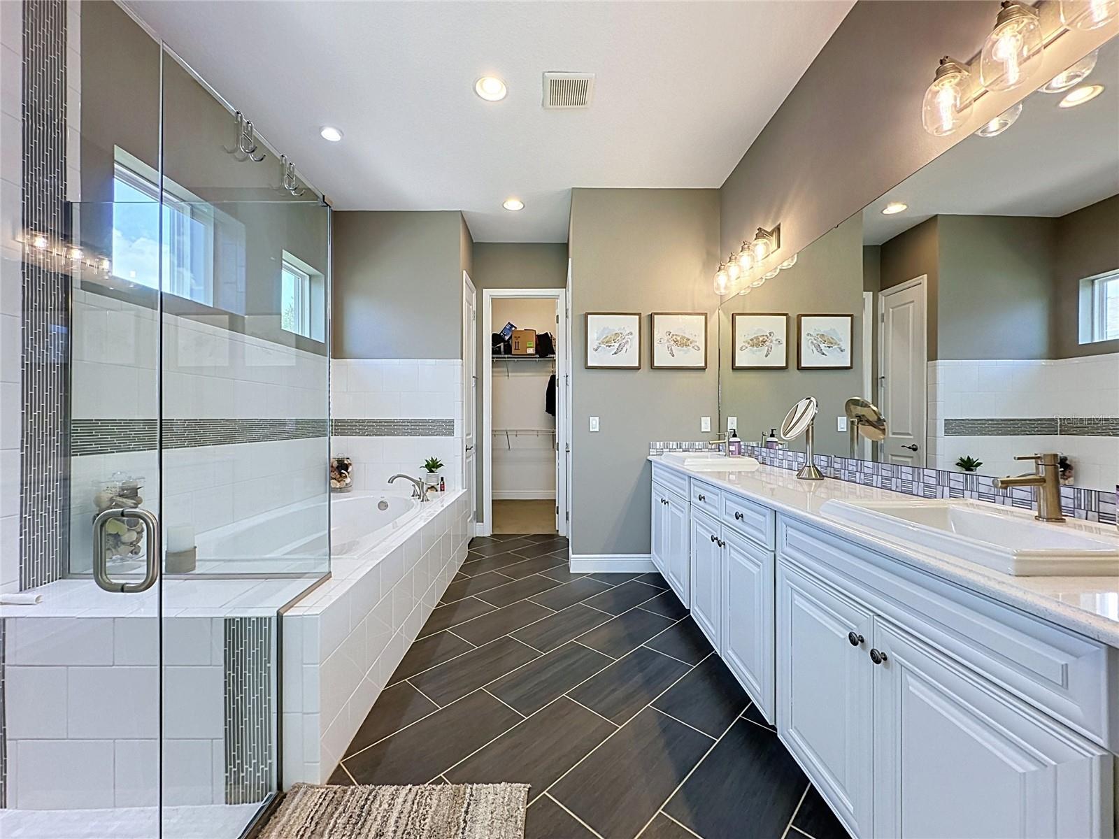 CASCADES OF GROVELAND (TRILOGY) - Residential