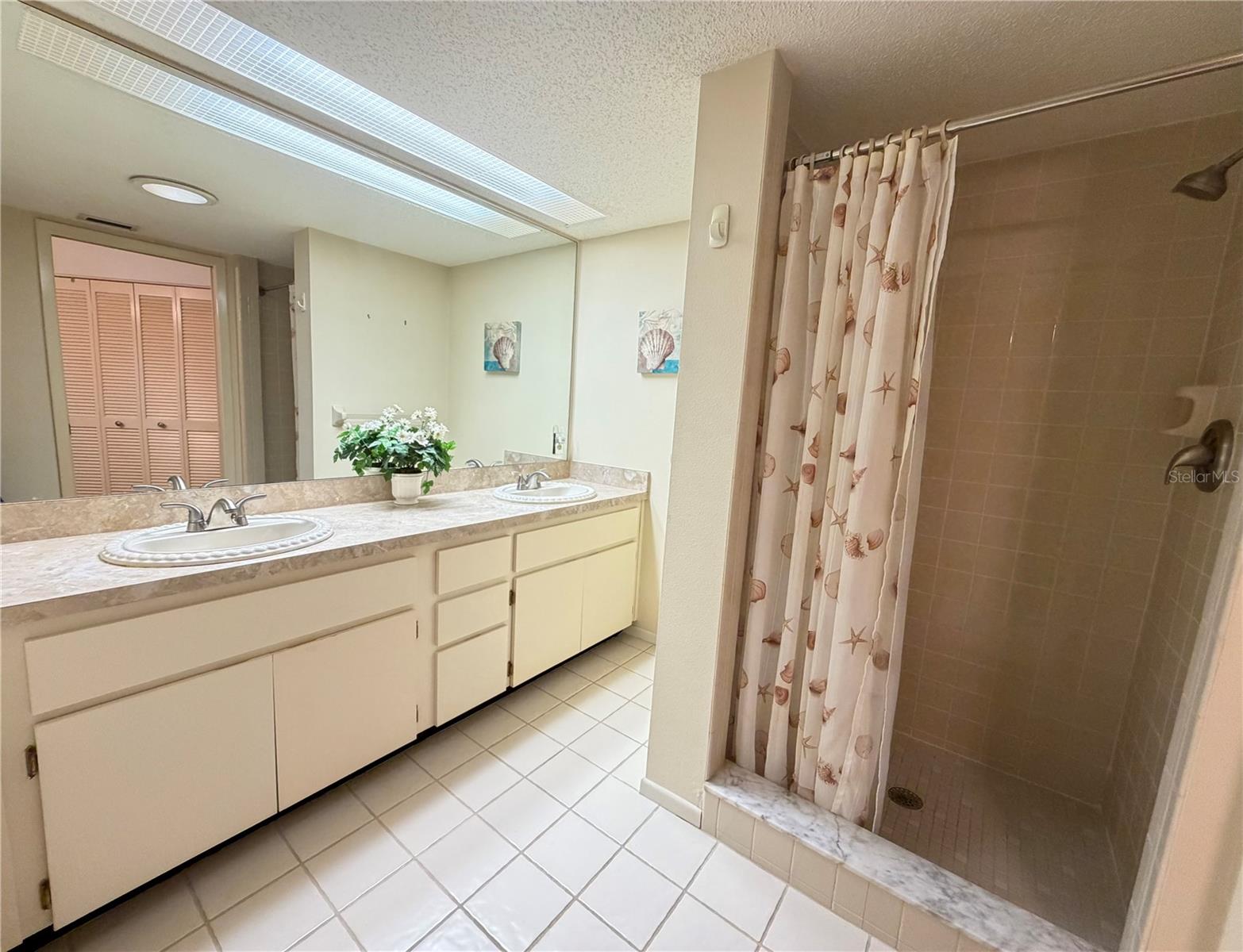 HOLIDAY LAKE VILLAS CONDO - Residential
